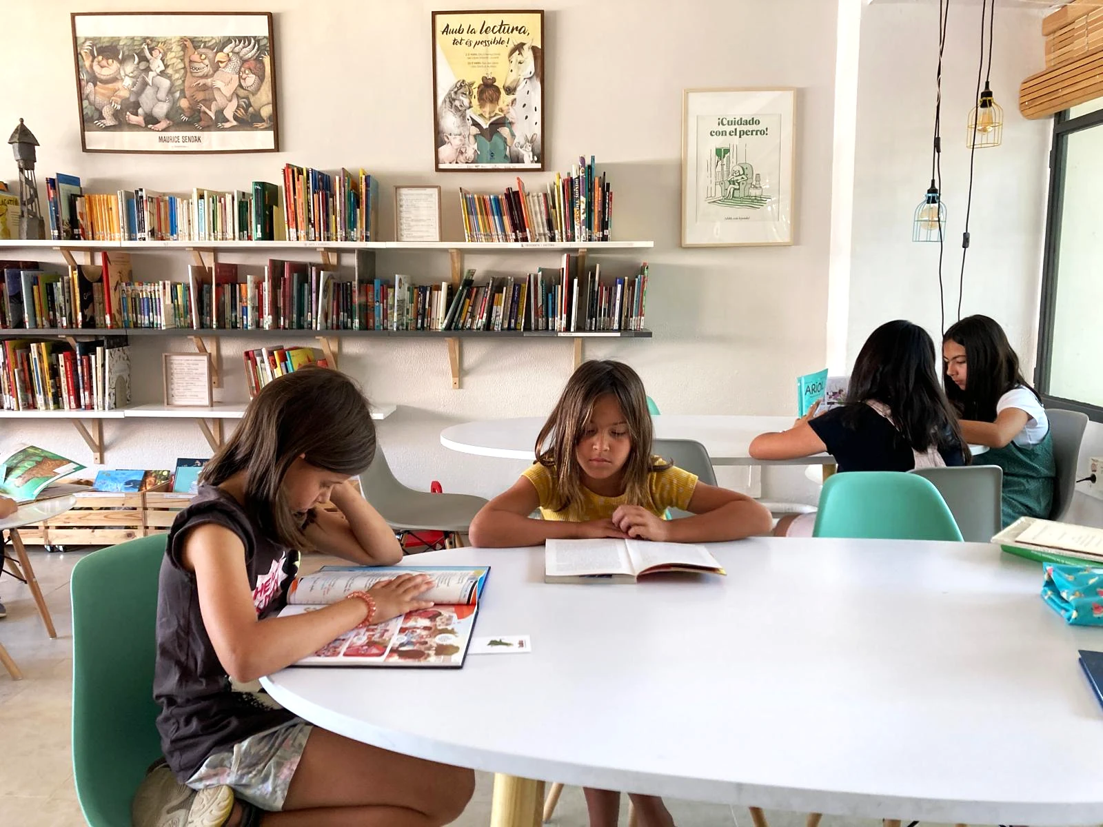 Nens i nenes llegint en una biblioteca